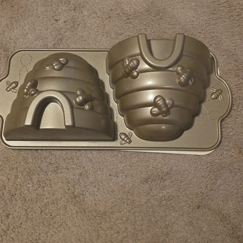 Williams-Sonoma Beehive Cake Pan – New in Packaging